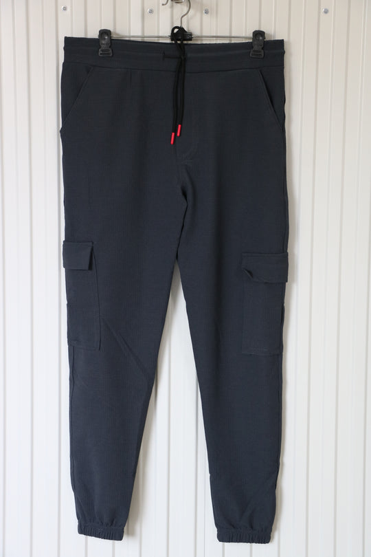ATTRACTIVE MEN'S POPCORN CARGO TRACK PANT- DARK GREY – alternate view – 7MAN India