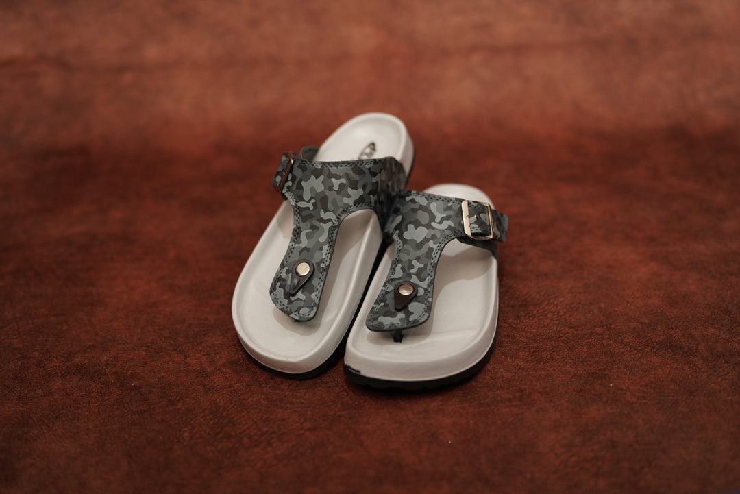 Men’s White Camouflage Buckle Sandals – Trendy & Durable Footwear