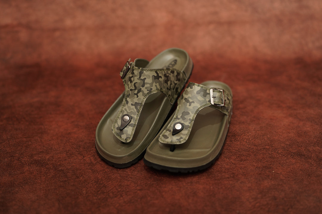 Men’s Green Camouflage Buckle Sandals – Trendy & Durable Footwear